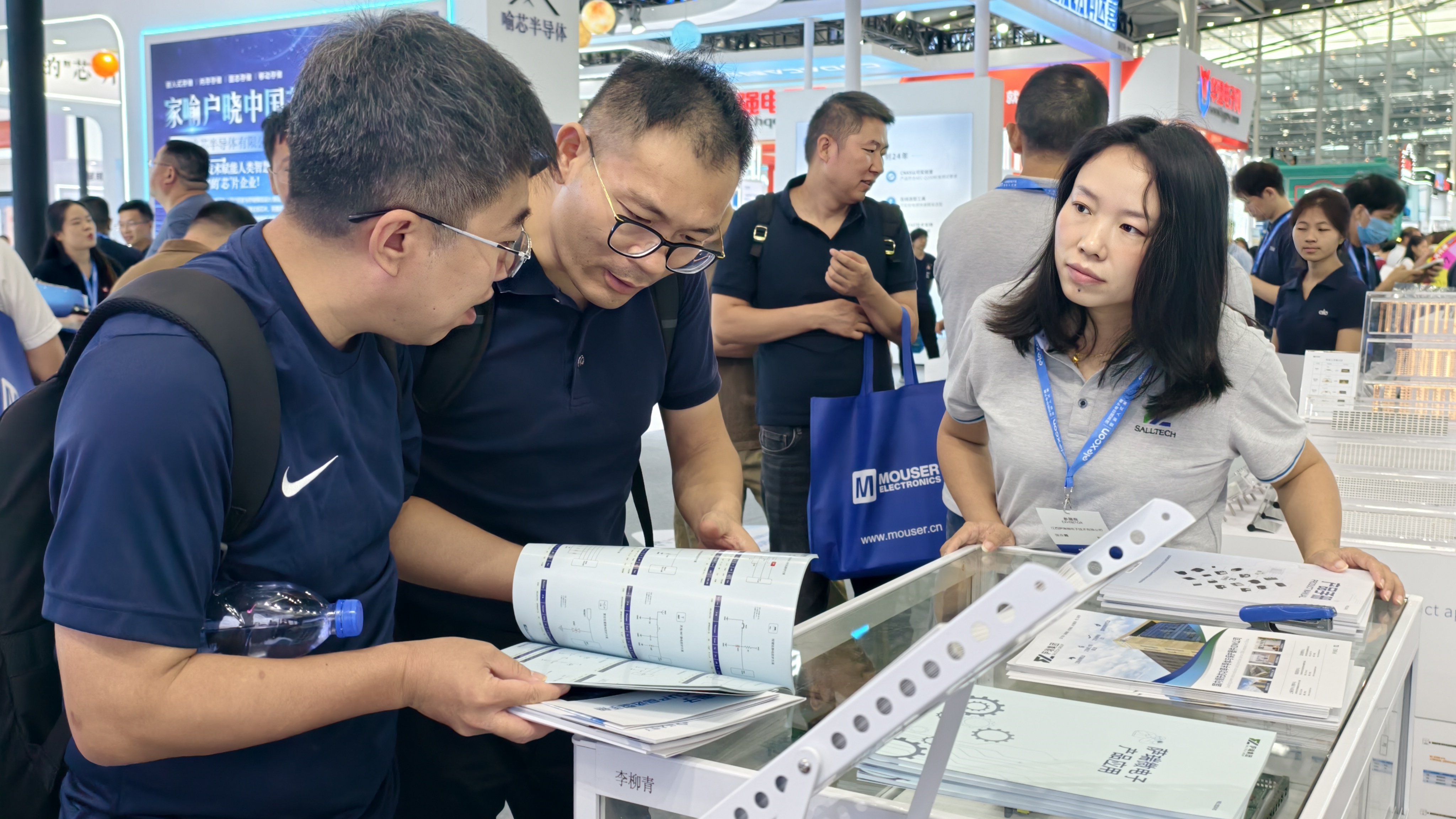 荣耀收官！江西888官网集团微电子闪耀 2025 深圳电子展并荣获年度大奖